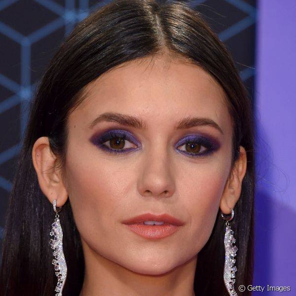 Para o MTV EMA's 2016, Nina Dobrev escolheu um olho super esfumado de roxo, incluindo os c?lios inferiores para um efeito ainda mais poderoso